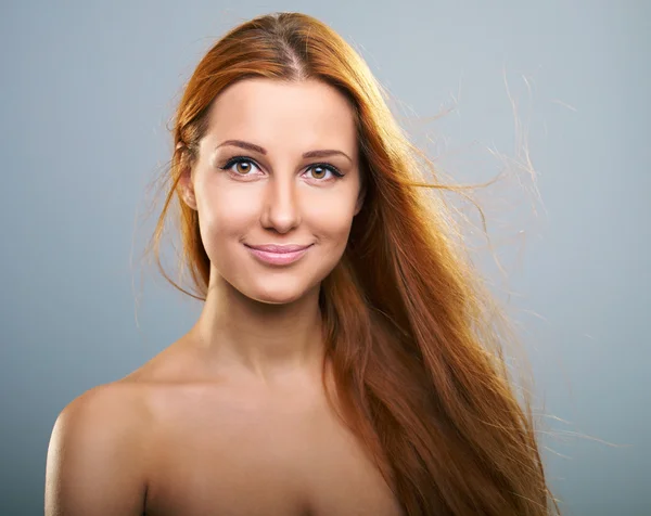 Portret van aantrekkelijke jonge vrouw met lang rood haar. — Stockfoto