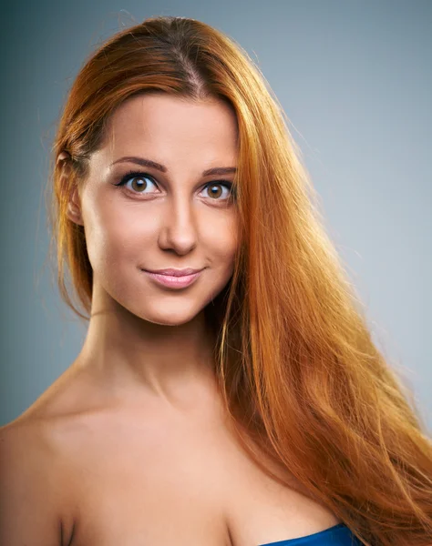 Portret van aantrekkelijke jonge vrouw met lang rood haar. — Stockfoto