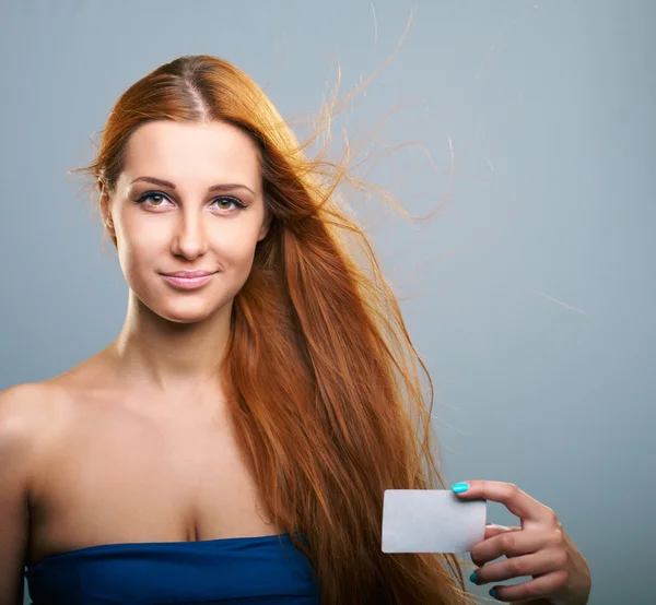 Atrakcyjna młoda kobieta w niebieską koszulę. posiada plakat. — Zdjęcie stockowe