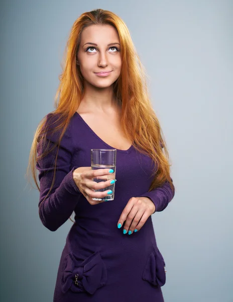 Atractiva joven con un vestido lila. Sostiene un vaso mío — Foto de Stock