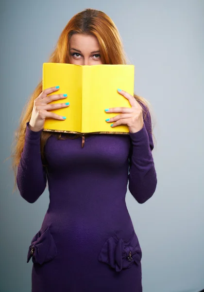 Lila elbiseli çekici genç kadın. Kadın sarı bo tutar