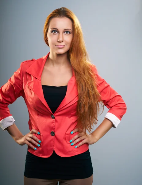 Atractiva joven con el pelo largo y rojo en una chaqueta roja . —  Fotos de Stock