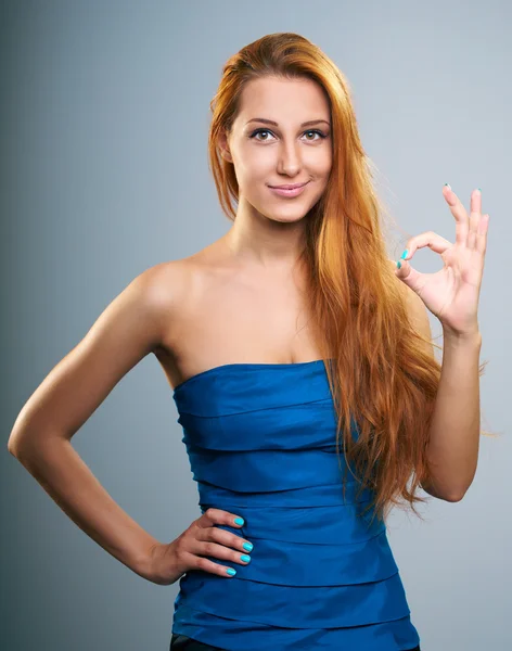 Atrakcyjna młoda kobieta w niebieską koszulę. znak pokazuje dobrze. Zdjęcie Stockowe