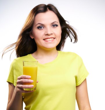 Sarı gömlekli çekici genç kadın. bir bardak jui holding