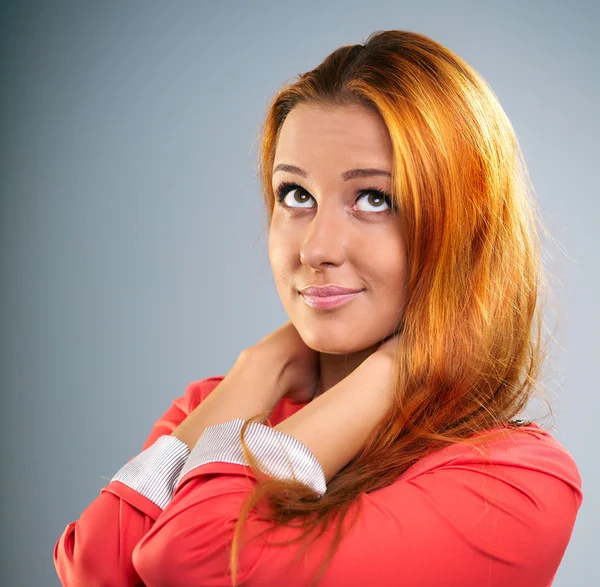 Portret van aantrekkelijke jonge vrouw in een rode jas. rood haar. Lo — Stockfoto