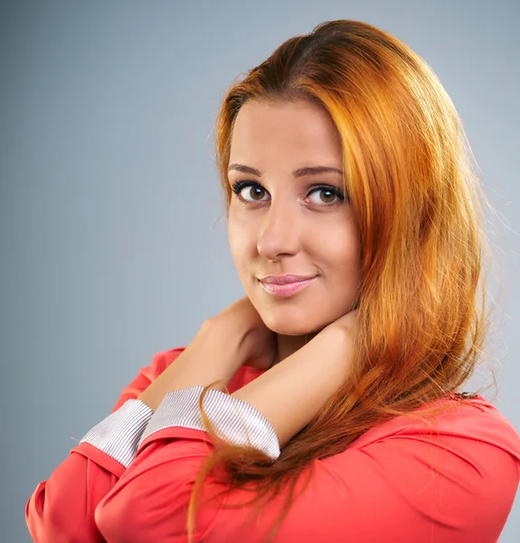 Kırmızı ceketli çekici genç kadın portresi. Kızıl saçlı. — Stok fotoğraf