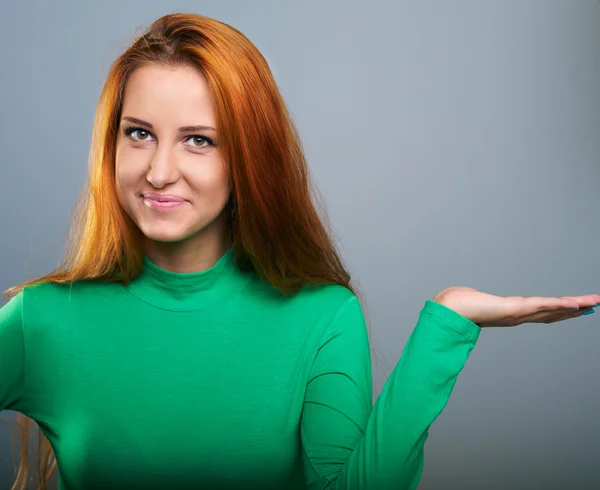 Attractive young woman in a green shirt. Holds in her left hand — Stock Photo, Image