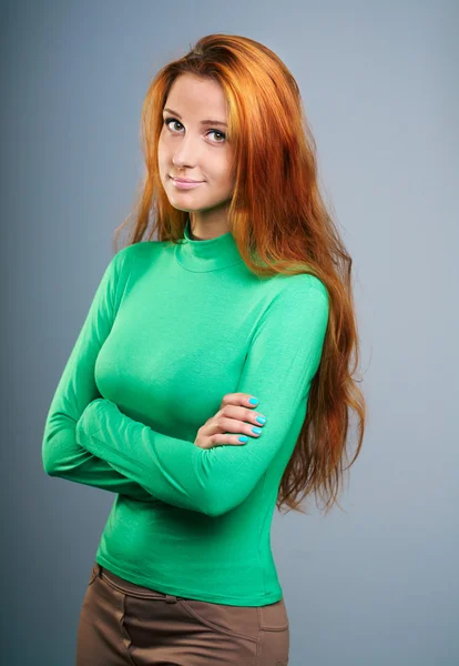 Attraktive junge Frau im grünen Hemd. — Stockfoto