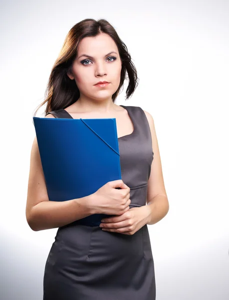 Atrakcyjna młoda kobieta w sukni szary biznesu. kobieta trzyma b — Zdjęcie stockowe