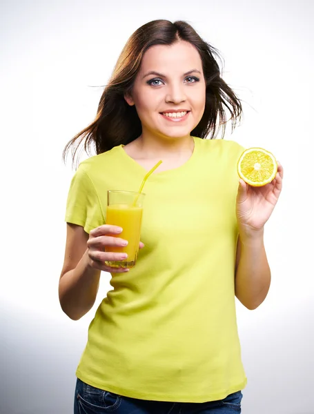 Vonzó fiatal nő egy sárga pólót. Holding egy pohár jui — Stock Fotó