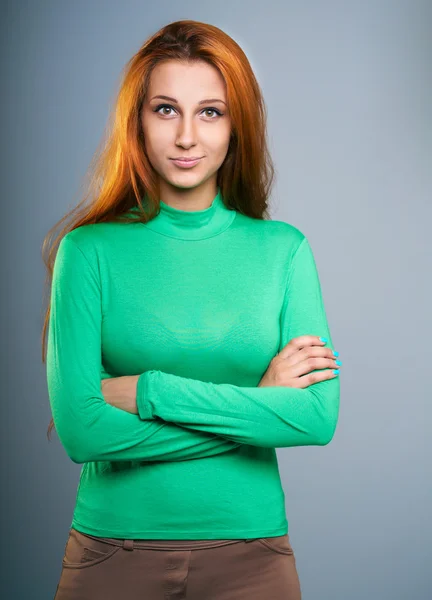 Красивая молодая женщина в зеленой рубашке . Лицензионные Стоковые Фото
