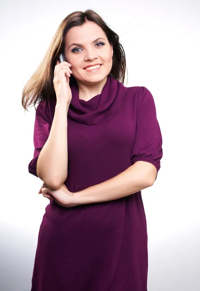 Aantrekkelijke jonge vrouw in een jurk. vrouw praten op een mobiele pho — Stockfoto