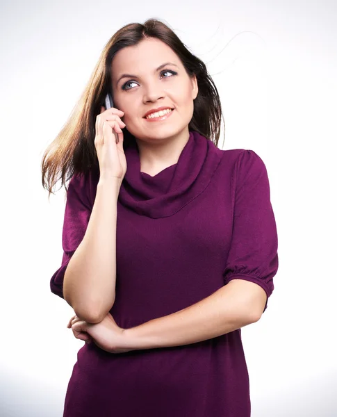 Aantrekkelijke jonge vrouw in een jurk. vrouw praten op een mobiele pho — Stockfoto