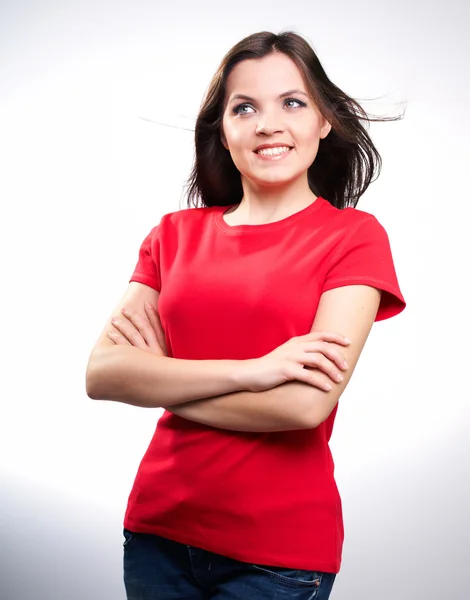 Muchacha sonriente atractiva en una camisa roja . —  Fotos de Stock