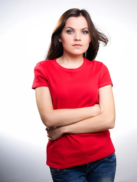 Menina sorridente atraente em uma camisa vermelha . — Fotografia de Stock