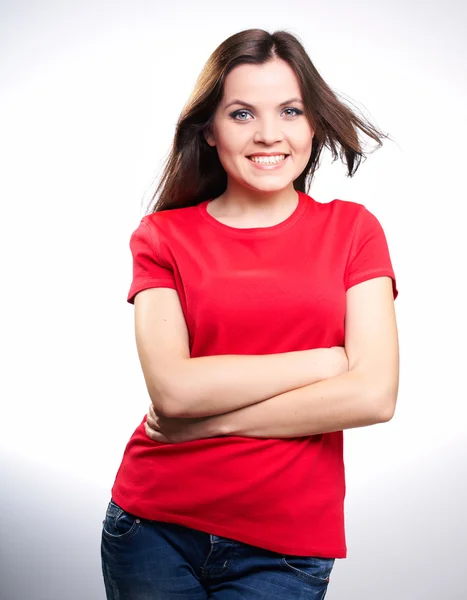 빨간 셔츠에 매력적인 웃는 소녀. — 스톡 사진