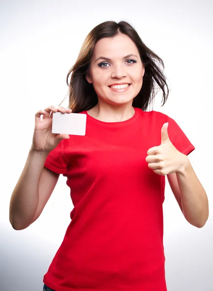 Menina sorridente atraente em uma camisa vermelha segurando um pôster — Fotografia de Stock