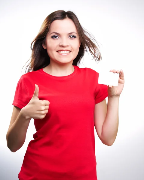 Menina sorridente atraente em uma camisa vermelha segurando um pôster . — Fotografia de Stock