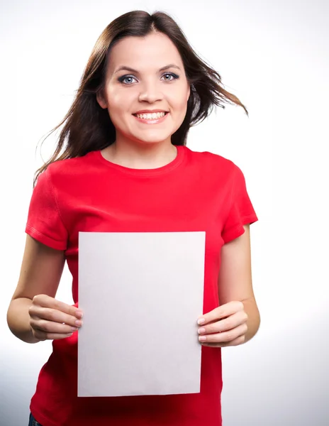 Menina sorridente atraente em camisa vermelha segurando um pôster . — Fotografia de Stock