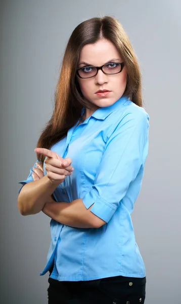 Attraente giovane donna in camicia blu e occhiali . — Foto Stock