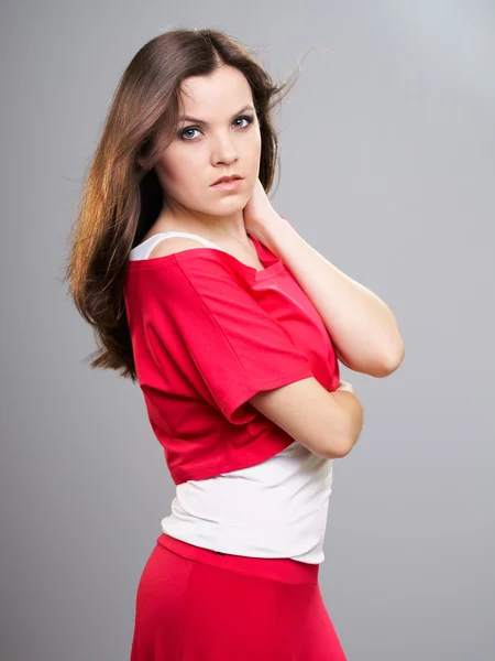 Attraktive junge Frau in rotem Hemd und Rock. — Stockfoto