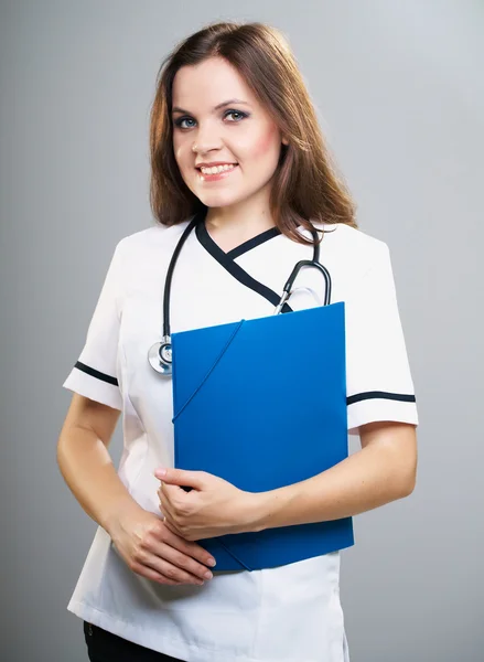 Attractive young nurse. Holds a blue folder. — Stock Photo, Image