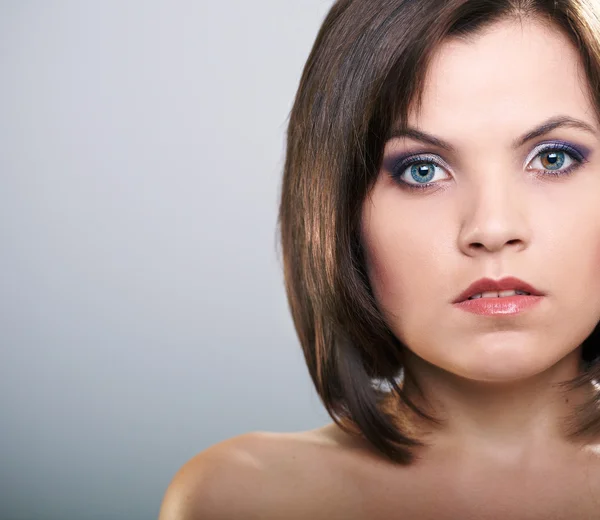 Portrait de jeune femme attirante. Isolé sur un fond gris — Photo