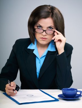 Gözlüklü genç çekici işkadını.