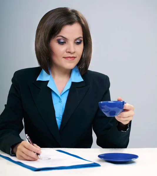 年轻的吸引力女商人，坐在一张桌子。持有蓝 — 图库照片