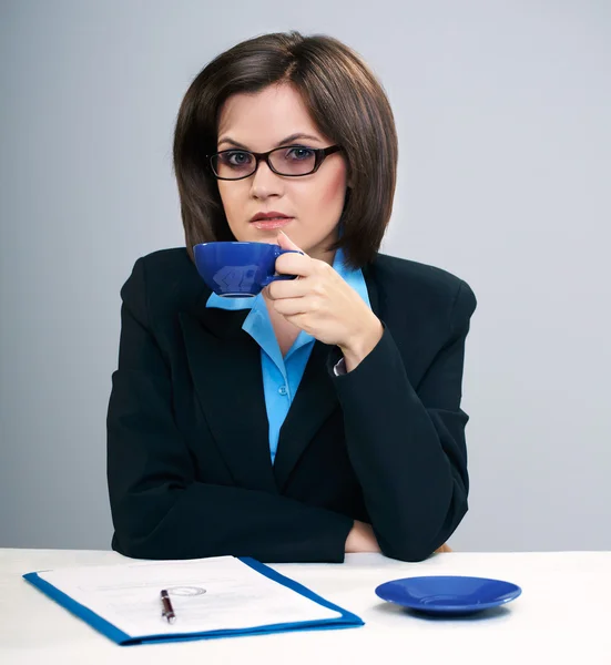 Jonge aantrekkelijke zakenvrouw. houdt een blauw kop. — Stockfoto