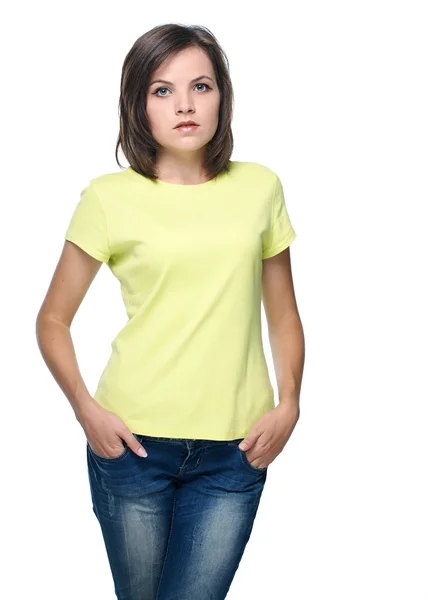 Attraente giovane donna in camicia gialla e jeans blu . — Foto Stock