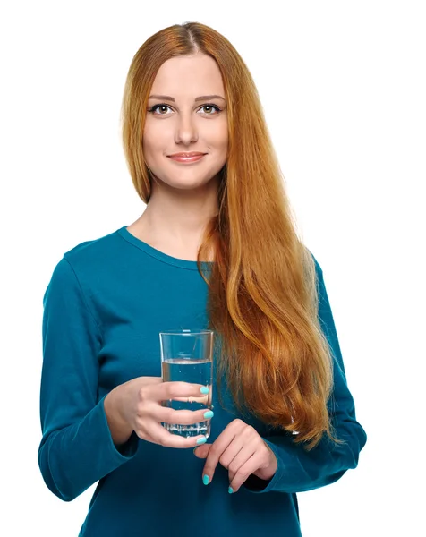 Attraktiv ung kvinna i en blå skjorta. innehar ett glas av mineral — Stockfoto