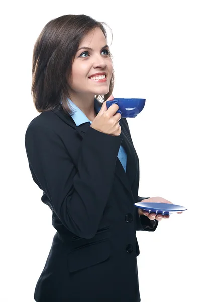 Una joven atractiva con una chaqueta negra. Sostiene una taza azul y s — Foto de Stock