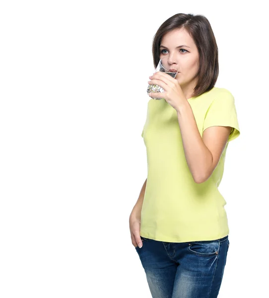 Attraktive junge Frau in gelbem Hemd und blauen Jeans. Trinken — Stockfoto