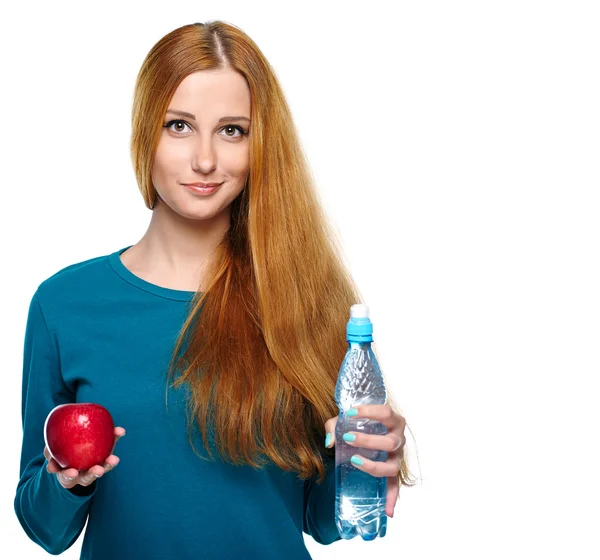 Attraktive junge Frau im blauen Hemd. in der Hand eine Flasche von mir — Stockfoto