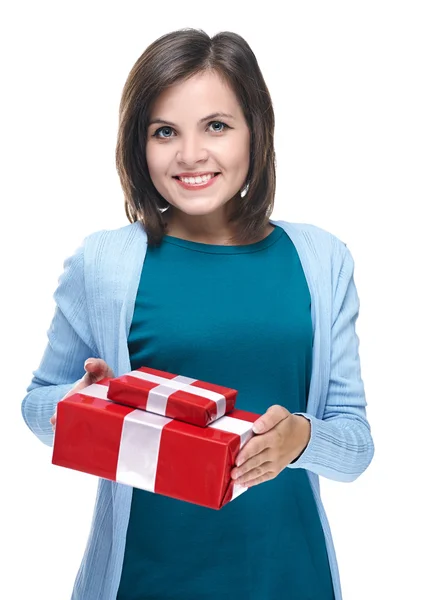 Attraktiv ung kvinna i en blå skjorta. hålla en gåva. — Stockfoto