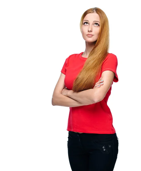 赤シャツの魅力的な若い女性。折られた手で立っています。 — ストック写真