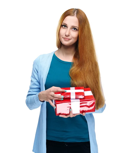 Aantrekkelijke jonge vrouw in een blauw shirt. houdt een doos van de gift. — Stockfoto