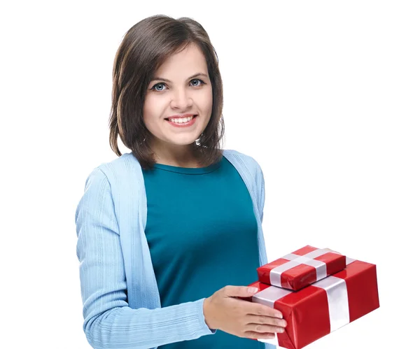 Aantrekkelijke jonge vrouw in een blauw shirt. houden een geschenk. — Stockfoto