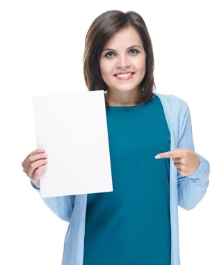 çekici genç kadın mavi gömlekli. tutan bir poster ve nokta