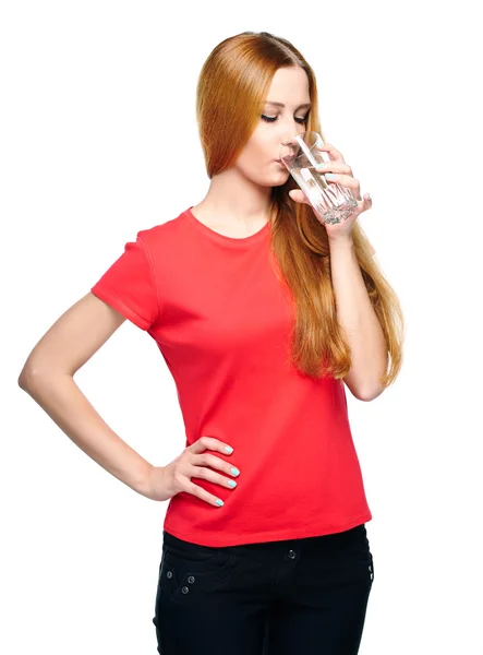 Aantrekkelijke jonge vrouw in een rode shirt. drinken van mineraalwater. — Stockfoto