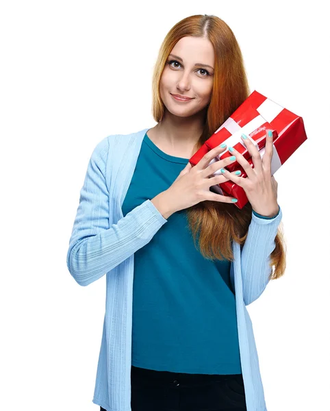 Aantrekkelijke jonge vrouw in een blauw shirt. houdt een doos van de gift. — Stockfoto
