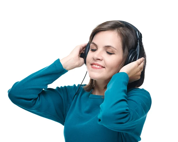 Uma jovem atraente com uma camisa azul. Mulher com fones de ouvido li — Fotografia de Stock