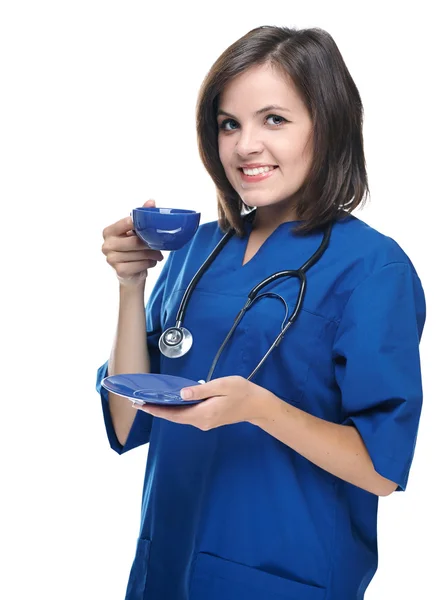 Mavi kupa tutan çekici genç hemşire. Beyaz bac izole