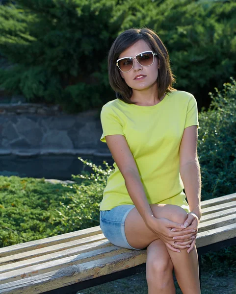 Aantrekkelijke jonge vrouw in een gele overhemd en zonnebril. vrouw ik — Stockfoto