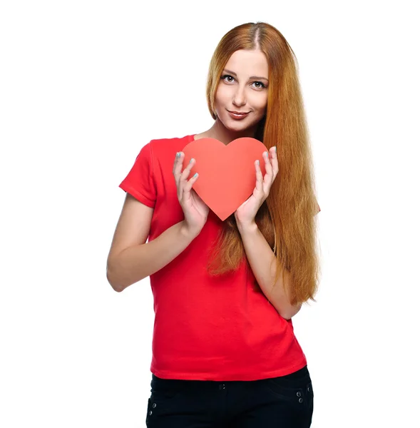 Uma jovem atraente com uma camisa vermelha. Segurando coração vermelho . — Fotografia de Stock