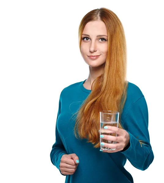 Ελκυστική νεαρή γυναίκα σε ένα μπλε πουκάμισο. κατέχει ένα ποτήρι εμφιαλωμένο — Φωτογραφία Αρχείου