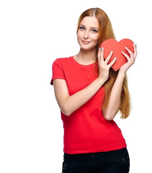 Uma jovem atraente com uma camisa vermelha. Segurando coração vermelho . — Fotografia de Stock