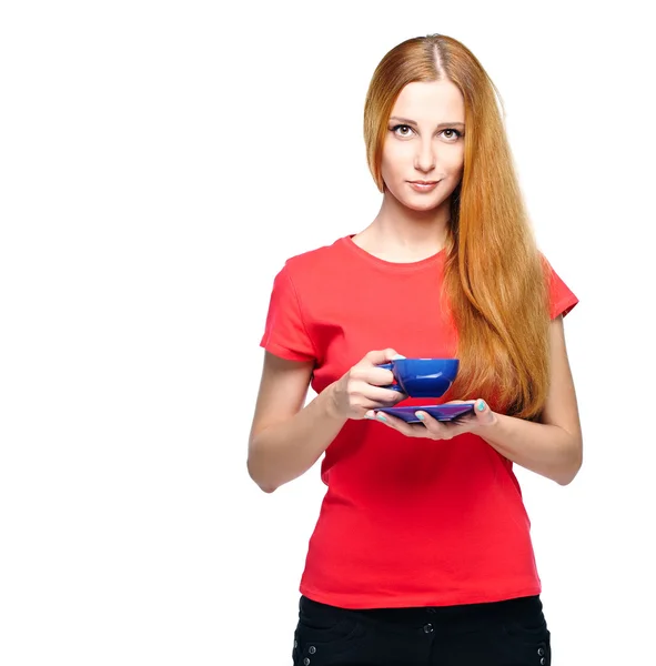 Una joven atractiva con una camisa roja. Sostiene una taza azul y sauc — Foto de Stock