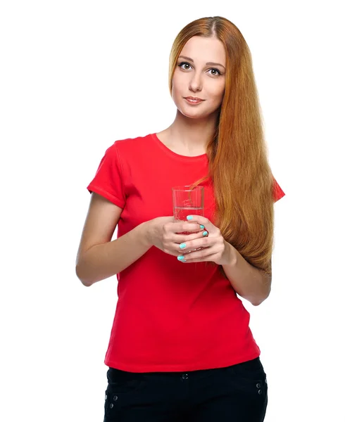 Una joven atractiva con una camisa roja. Sosteniendo un vaso de Minera — Foto de Stock